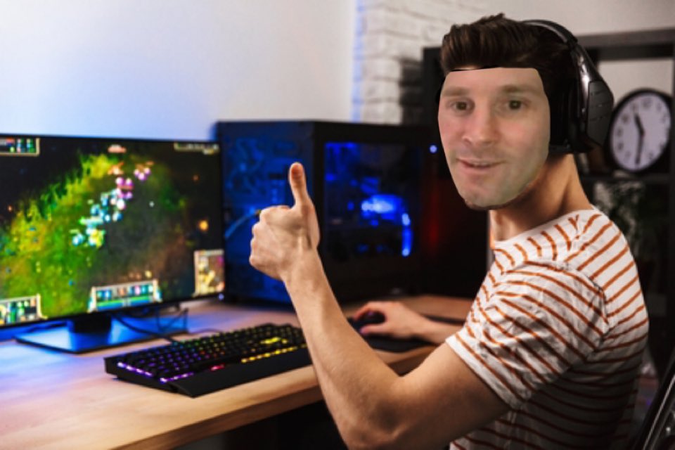 ThePessi69200's tweet photo. Un joueur pc              Un joueur pessi https://t.co/IDfsC23KuQ