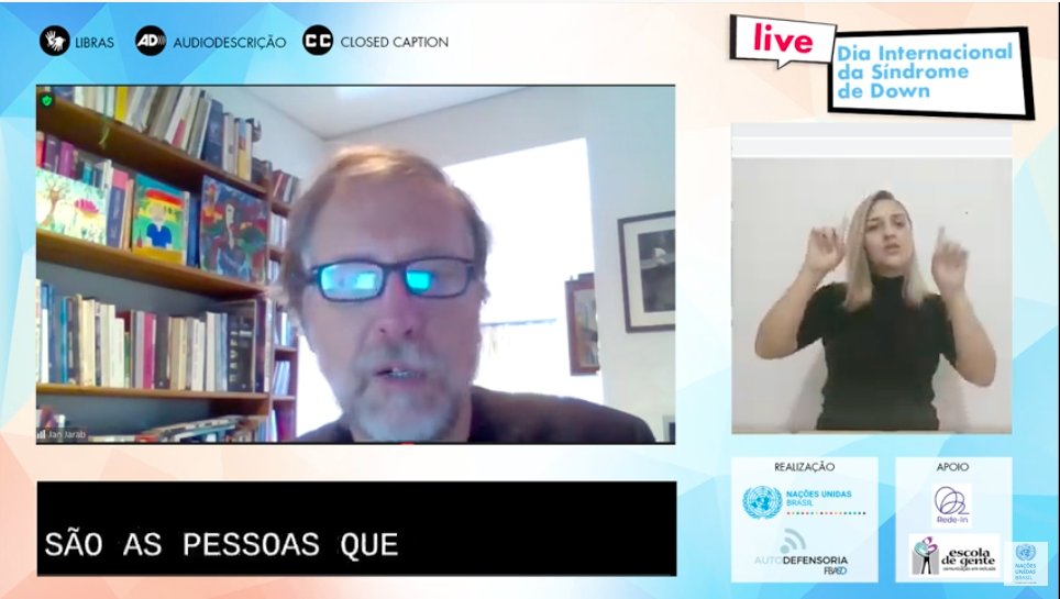 Imagem mostra participação de chefe da ONU Direitos, Jan Jarab, em evento virtual, à esquerda. No lado direito da tela, mulher faz interpretação em libras. 