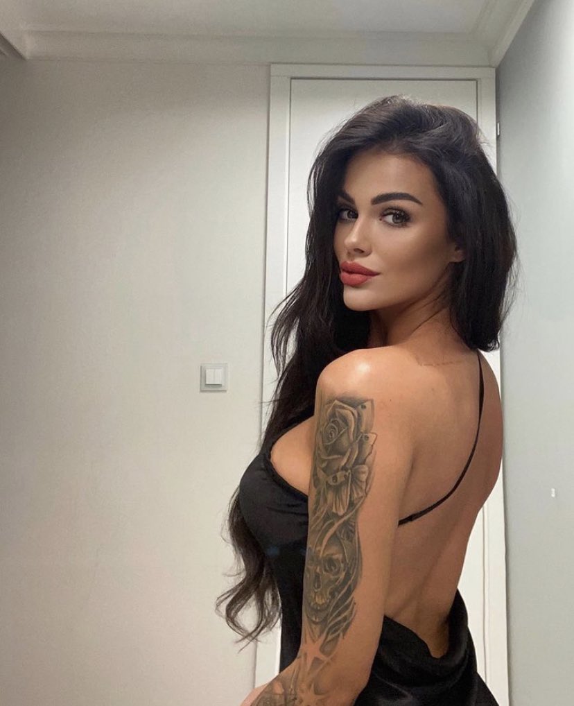 slicefriday's tweet photo. Slice ππππππ. This weeks Slice Friday is mirella papciakk Drop of deceeee that ππππ #worldie #slicefriday https://t.co/o4G8Bvimkj