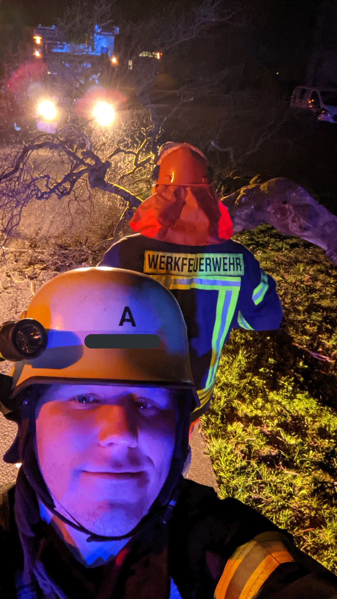 BibsGaming's tweet photo. So Mal wieder nächtlich unterwegs, Baum war müde und fiel bei beinahe völliger Windstille um... #EinsatzFw #112 #Feuerwehr https://t.co/g5Vm56MADQ