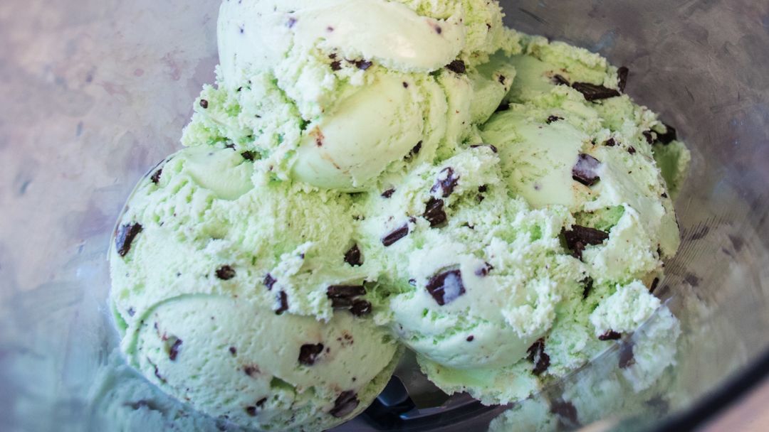 Oberweis's tweet photo. Mint Chip Shake, coming right up! 💚 #oberweisshake #mintchipicecream #mintchipshake #simplythebest https://t.co/34RYSPW2Qw