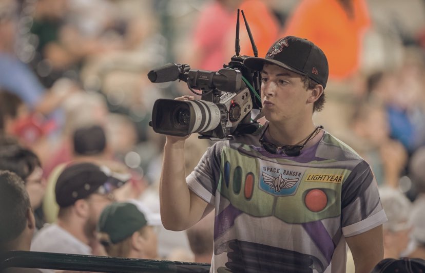 ChrisJared01's tweet image. Staying close to home this summer!

I’ll be joining the @greatlakesloons broadcast booth with @brad_tunney for the upcoming season.

Some amazing @MiLB memories of mine came as a Production Assistant with the Loons in 2016, so excited to be heading back to Midland! #NestLevelFun