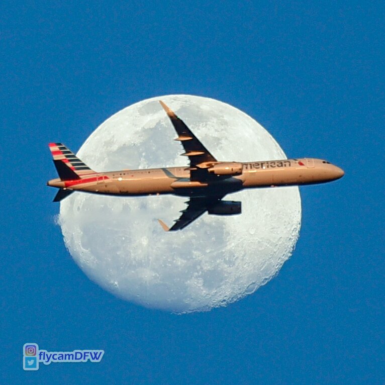 Caught <a href="/AmericanAir/">americanair</a> passing in front of the moon 3/25/2021. Flight AA2504 Denver to Dallas-Fort Worth Airport. Aircraft was at 7k feet. 
N124AN is a 2015 @airbus A321
#nikonaviation