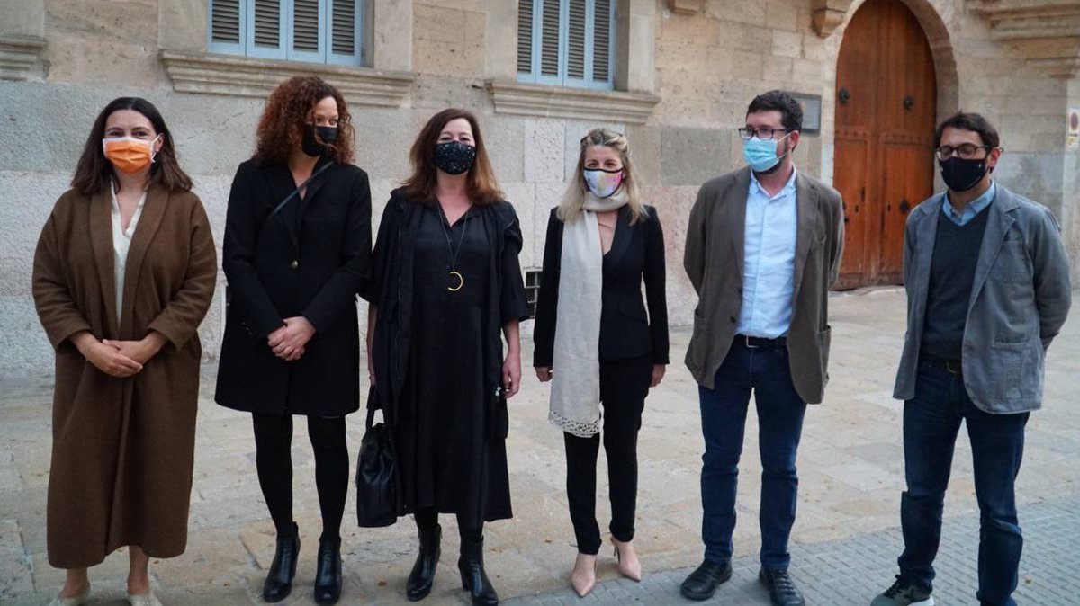 Yolanda_Diaz_'s tweet photo. #Kelly es una obra que le otorga voz a las camareras de piso, que disecciona una realidad laboral tan dura como poco conocida, y que exige nuestra implicación. 

Mañana, #DíaMundialDelTeatro, se puede ver aún en el Teatre Principal de Palma. Un mensaje necesario y conmovedor. https://t.co/hygPpIzflS
