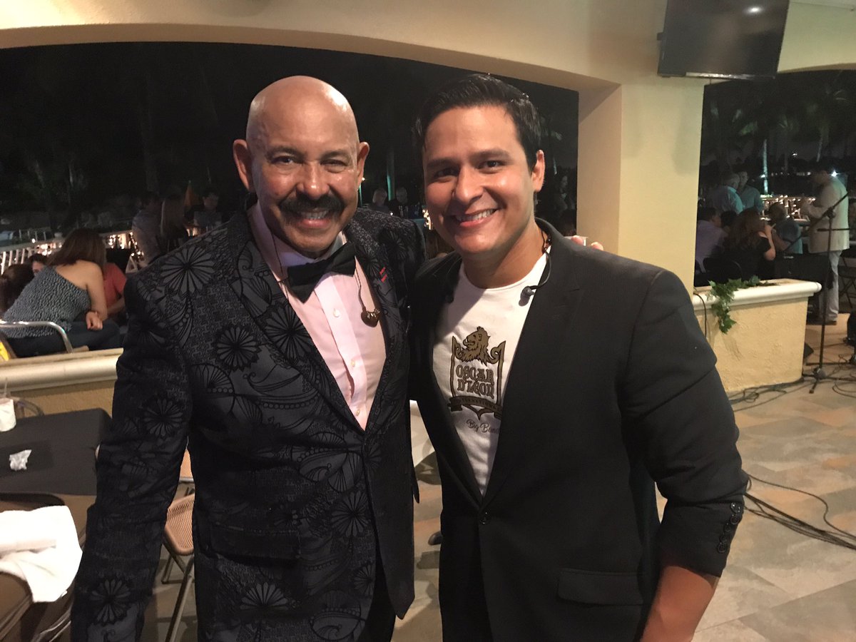 Un grato recuerdo de hace casi 4 años con este Maestro que no necesita presentación, con el cual he tenido la oportunidad de trabajar (Haciendo Coros) en 4 oportunidades <a href="/OscarDLeon/">Oscar D' Leon</a> #lamusicaysusbendiciones