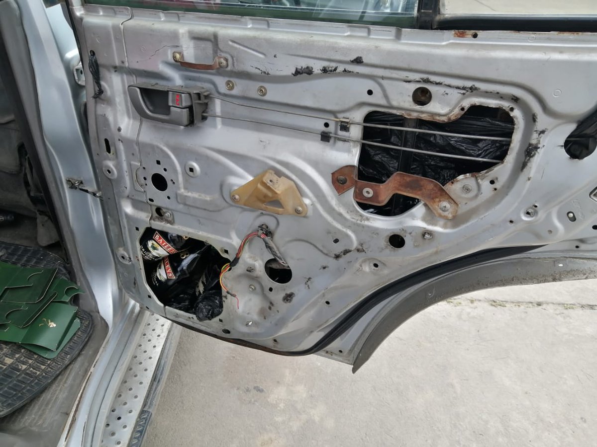 VigAduaneraEC's tweet photo. #ElOro #Huaquillas
En operativo de control, personal de @VigAduaneraEC d la #DZ2 del @SENAE_Aduana aprehendió un vehículo que transportaba de forma oculta mercancías sin el cumplimiento de las formalidades aduaneras.

✅ 108 Botellas de Whisky, varias marcas. 

#AplicacionCOESCOP https://t.co/uob5whFWYT
