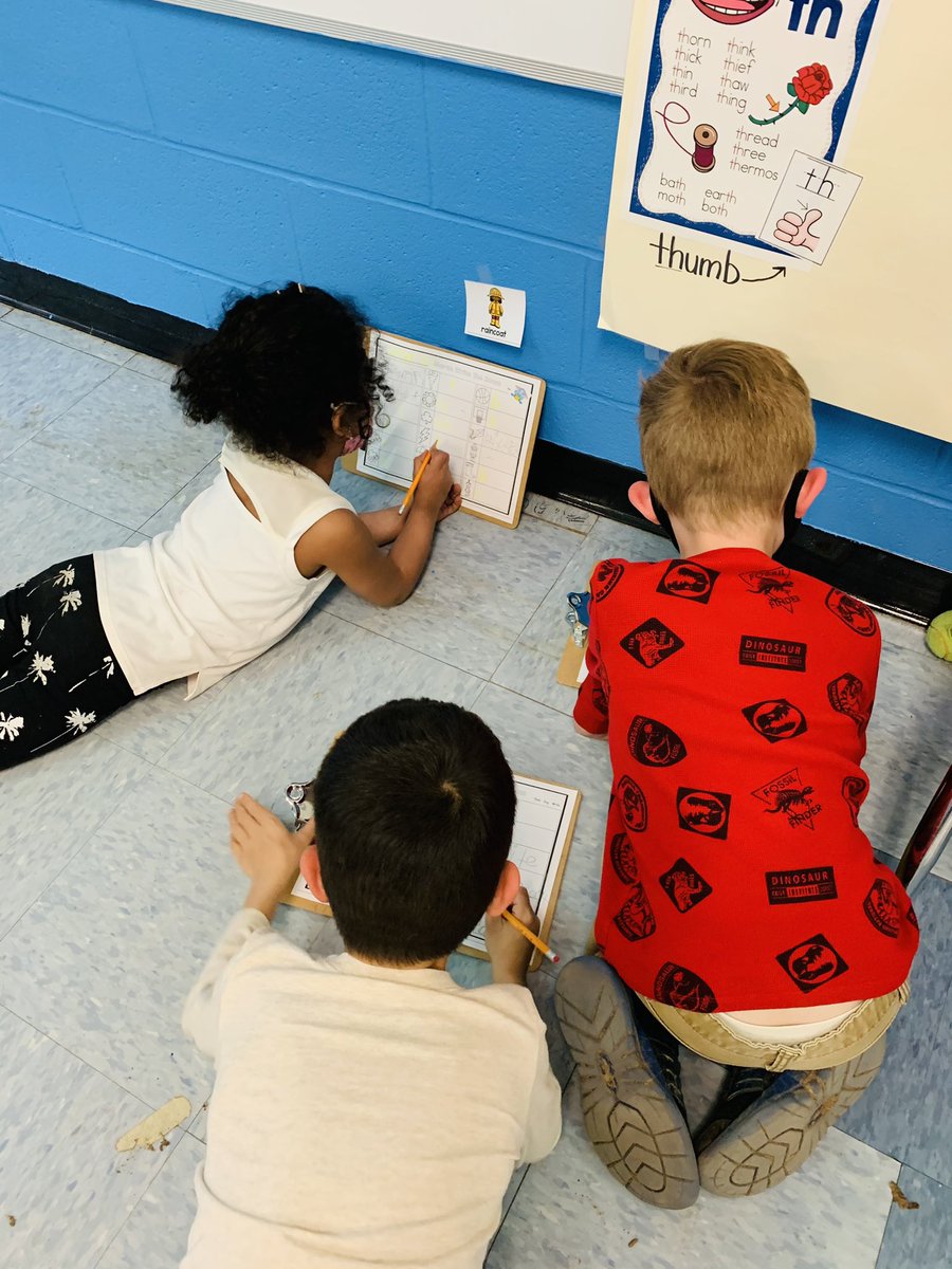 MrsTroll19's tweet photo. We had a lot of fun on this Fun Friday! @southoldelem #sesrocks Happy Spring! 🌸🌼 https://t.co/UJHmkNqob8