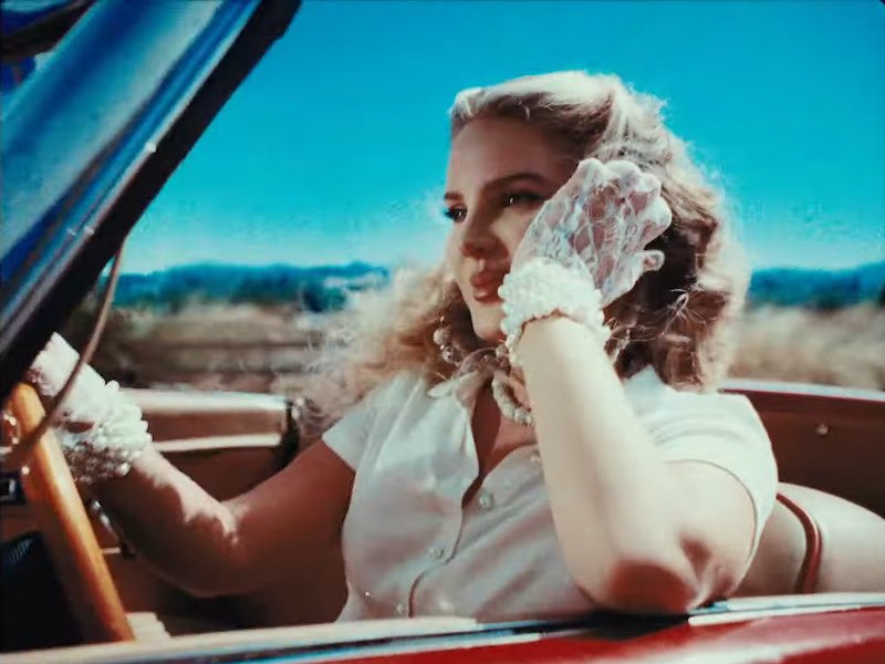 PopCrave's tweet photo. ‘Chemtrails Over The Country Club’ by @LanaDelRey becomes the fastest-selling vinyl album by a female act of the century in the UK.

It sold 16,700 vinyl copies in its first week. https://t.co/WptT4hXsOn
