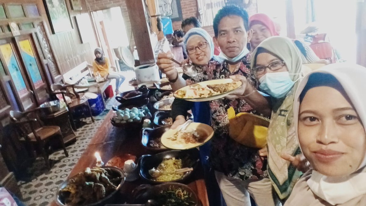 Asik nya makan masakan rumahan di warung de'menake. Semesta.
➡️ : Gmaps Semesta Area Borobudur (Lima Menit dari Candi Borobudur)
#Magelang #WisataMagelang #KulinerBorobudur #WisataBorobudur #KulinerMagelang #CafeBorobudur #MasakanJawa #Wisata #WisataKuliner #Borobudur