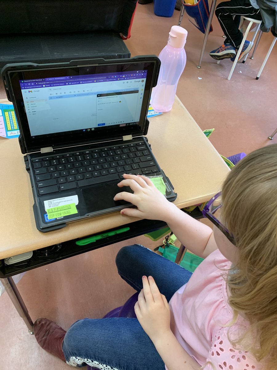 firstgradesuns1's tweet photo. These kiddos were so excited to start learning about e-mail today!! #bLEADsgreen @stegenr2 https://t.co/jmoLis7MbX