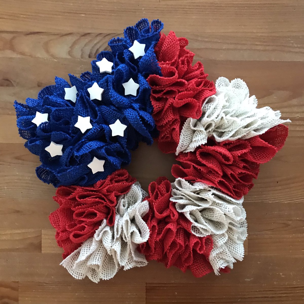 abouker's tweet photo. Here’s a great way to show your patriotism with this cheerful Burlap Star Wreath. ❤️🤍💙⭐️🇺🇸 
https://t.co/zLqsuxYUHq #etsy #heartnhandcrafts #handmade #Flag #wreath #burlap #USA #homedecor #RusticHomeDecor ⭐️❤️🤍💙🇺🇸 https://t.co/YiNe9geIUk