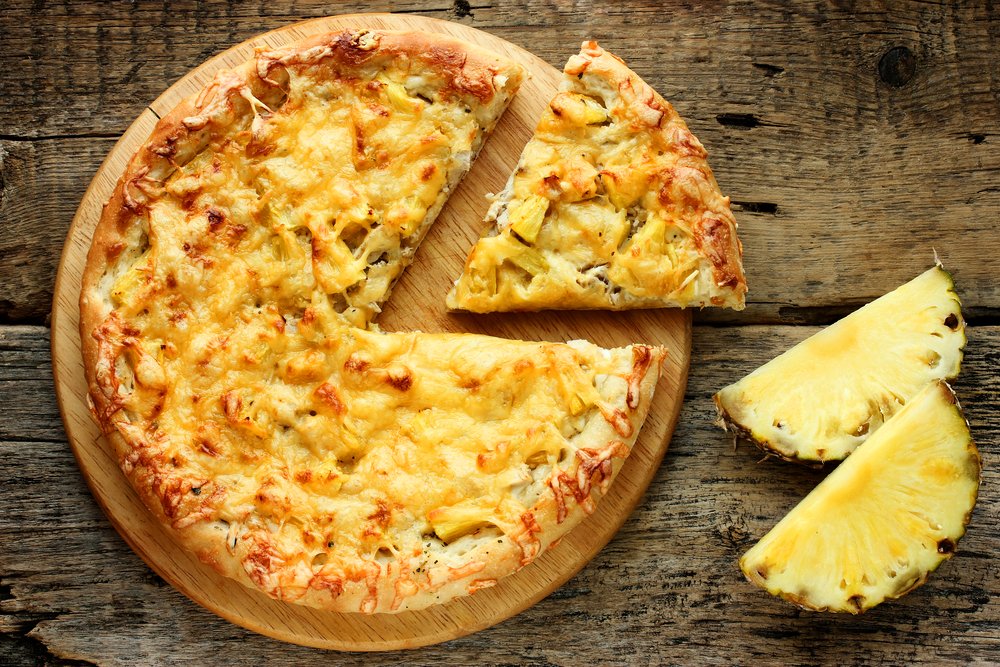 Canada's tweet photo. If you’re looking for someone to thank (or blame) for #HawaiianPizza, then look no further than here in Canada! 😉
This divisive dish was created in 1962 by Sam Panopoulos, a restaurant owner in #Ontario who decided to try pineapple on pizza. #FunFactFriday🍍🍕 https://t.co/Qz3R6rzjIB