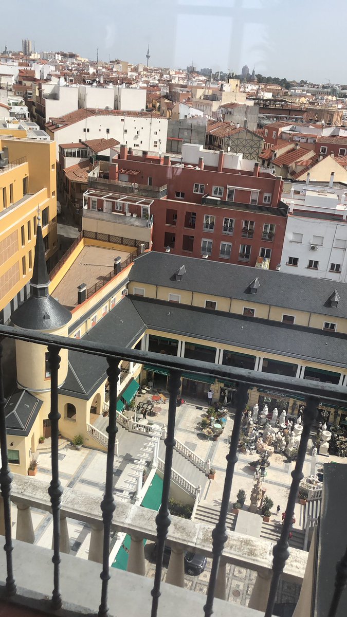 CrisCabeza's tweet photo. 🔝He pasado el día con estas vistas de #Madrid. 
Qué lugares impresionantes y que momentos mágicos nos depara a veces la vida. #thanksfriday #happygirl ♥️ https://t.co/tHMzU0dSA6
