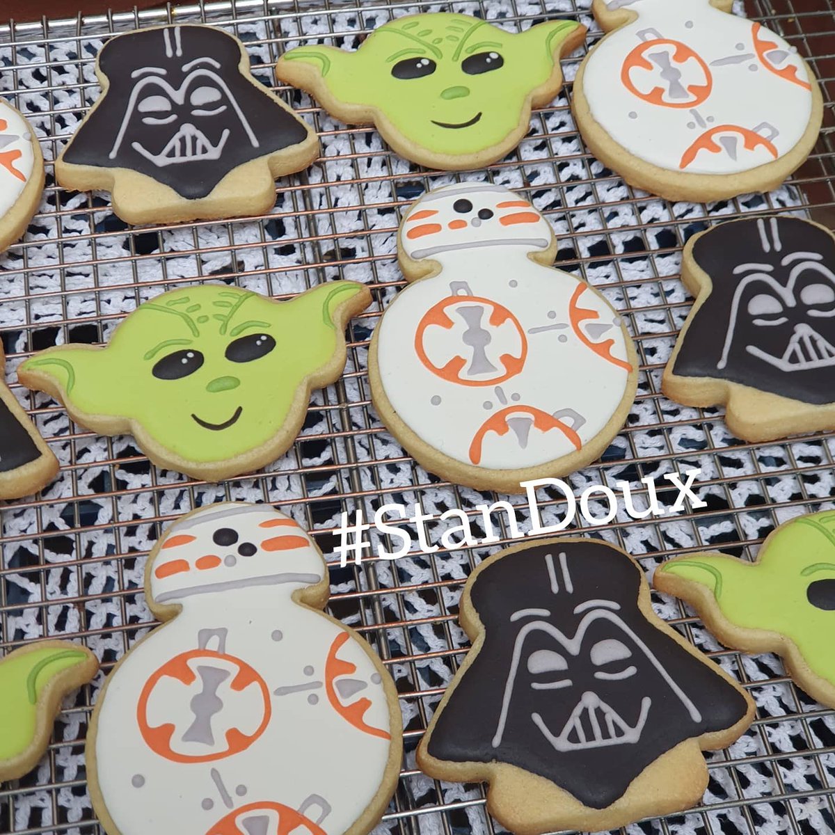 StanDoux's tweet photo. Que la fuerza te acompañe #StanDoux #Galletas #Mantequilla #StarWars #bb8 #DarthVader #Yoda https://t.co/OCesfCegm5