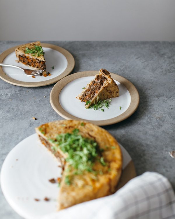 hamptonforge's tweet photo. Get Passover ready with this delicious spiced beef matzah pie!! [ via @mynameisYEH ] #Passoverrecipes #matzahbread #holidayrecipes #jewishrecipes 

Recipe here >> https://t.co/PEzhbx554Y https://t.co/SnMN1ynKL4