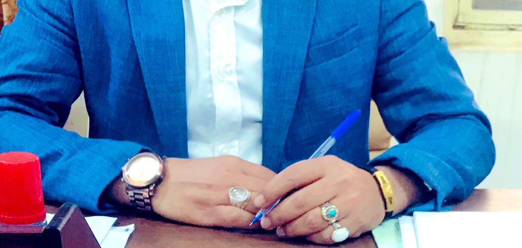 حك مـن تحط بــاللأيــد خـرزه 
ام الــعيون
خافـــــن تصيبك عــيـــن مـــن اليحسدون
^^
^^
^^
#إابـن_الـرافـديـن