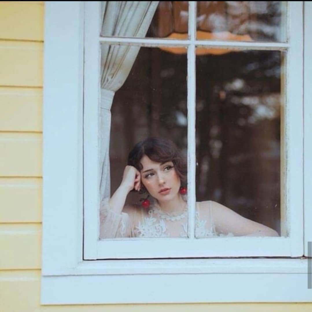 تراقب الشرفة ليلاً نهارا
تهفو لحرف الحب انتظارا

تحنو عليه بفرض عبادتها
تغرقه بهمس اللهفة أسرارا

تداعب الشعر بعنف رغبتها
وأنامل اللحن بالعزف أحرارا

لدكة الشرفة بالهوى وقعٌ
جميلٌ يهتاج الذهن أذكارا

هاجت الصور بالخيال حنيناً
ترقص لواقعة الشرفة أفكارا
#عراق