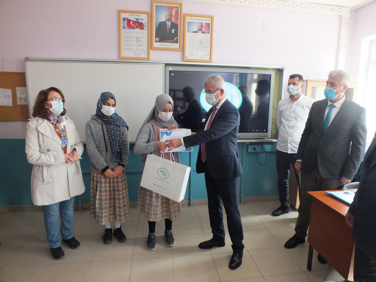 FerzendeKayci's tweet photo. Y.çamurlu OO olarak Su günü nedeniyle  yapılan yarışmada kompozisyonda bölgede 1. Resimde İl 1. ve 2. ile öğrencilerimiz derece yapmışlar. DSİ Bölge Müdürü Şükrü BAYSAL ve Müdürümüz Nesim GÖKSÜ tarafından ödülleri verildi.iyi ki varsınız.  @igdirmem76 @HakanGonen06 @NGOKSU04 https://t.co/xKWr9qWzcT