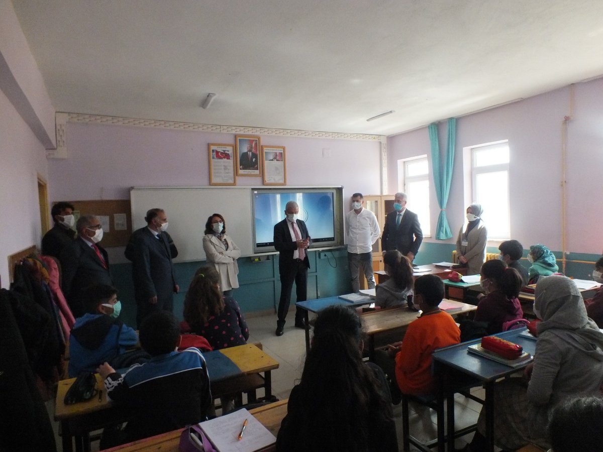 FerzendeKayci's tweet photo. Y.çamurlu OO olarak Su günü nedeniyle  yapılan yarışmada kompozisyonda bölgede 1. Resimde İl 1. ve 2. ile öğrencilerimiz derece yapmışlar. DSİ Bölge Müdürü Şükrü BAYSAL ve Müdürümüz Nesim GÖKSÜ tarafından ödülleri verildi.iyi ki varsınız.  @igdirmem76 @HakanGonen06 @NGOKSU04 https://t.co/xKWr9qWzcT
