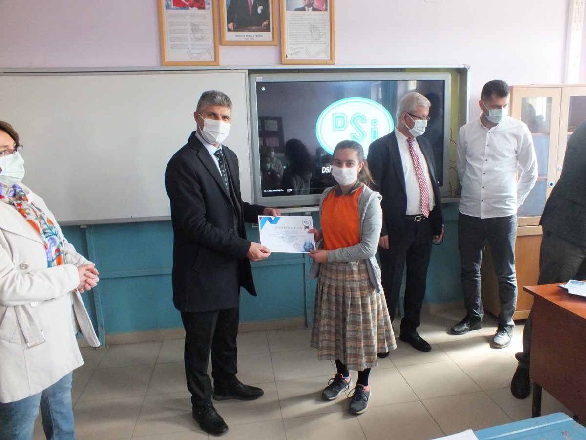 FerzendeKayci's tweet photo. Y.çamurlu OO olarak Su günü nedeniyle  yapılan yarışmada kompozisyonda bölgede 1. Resimde İl 1. ve 2. ile öğrencilerimiz derece yapmışlar. DSİ Bölge Müdürü Şükrü BAYSAL ve Müdürümüz Nesim GÖKSÜ tarafından ödülleri verildi.iyi ki varsınız.  @igdirmem76 @HakanGonen06 @NGOKSU04 https://t.co/xKWr9qWzcT