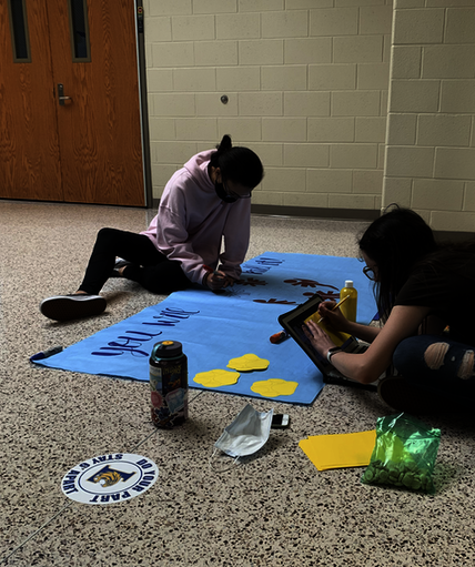 kdkoon1's tweet photo. Check out Mrs. Mcnabb's empower class making their spirit signs for next week's #specialolympics.  #UnifiedSC   #wildcatMD  @LHSWildcatsLex1 https://t.co/FKHLjEGQjS
