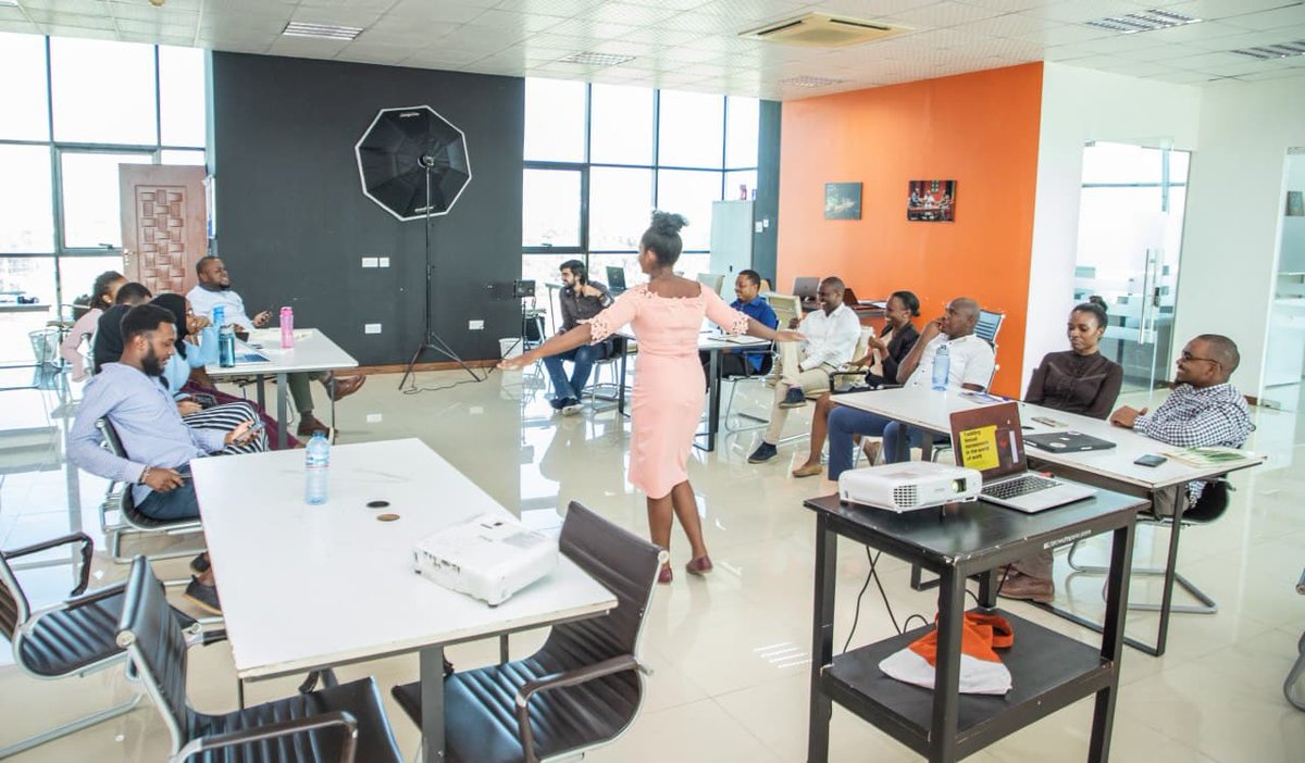 vanessazbliss's tweet image. In order to have a strong team, you must build unity, ownership of the vision and security to your team. 

#LessonsWeLearn