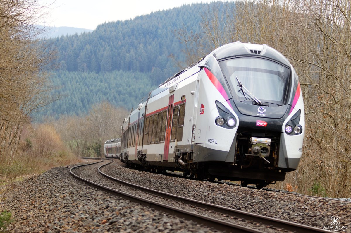 AuraDrone_'s tweet photo. L’intercité 4506 dans le col des Sauvages après tarare cet après midi
@SNCFTERAURA @Intercites @VidonAlexandre https://t.co/fE4h7GSoiU