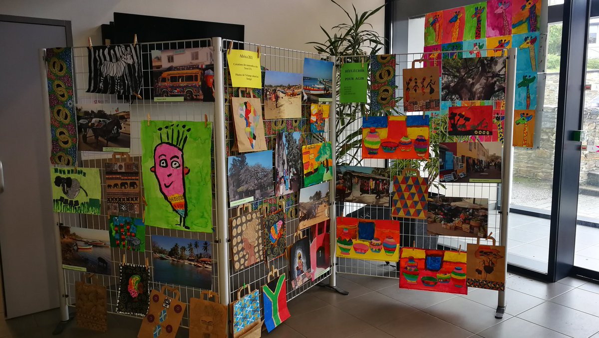 jdarclannion's tweet photo. Exposition en lien avec Africa 2021. Les élèves de la classe maternelle PS/MS B de Jeanne d'Arc et les Term UFA de Bossuet exposent leurs créations à l'accueil du collège lycée St Jo Bossuet. Des photos de l'échange culturel des lycéens avec le Sénégal enrichissent l'exposition. https://t.co/RF0d9jr4QQ