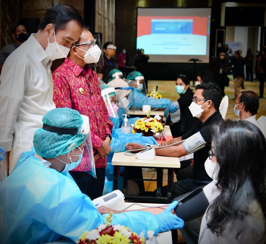 jokowi's tweet photo. Program vaksinasi massal Covid-19 mencatatkan pencapaian baru. Hari Jumat ini, vaksinasi di Indonesia telah  menembus angka 10 juta dosis vaksin.

Dengan demikian, kecepatan vaksinasi secara harian telah mendekati angka 500.000 penyuntikan dosis vaksin. https://t.co/CsW7DCqUTi