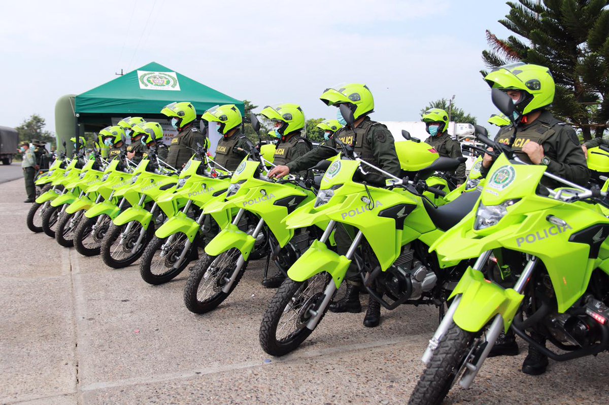 MAguilarHurtado's tweet photo. ¡Nuestra @PoliciaStander tendrá un nuevo grupo de reacción inmediata contra el homicidio, el hurto y el microtráfico! 

Hacemos entrega de 20 motocicletas, 5 vehículos y 100 chalecos antibalas para que los uniformados puedan seguir velando por la seguridad de las familias. https://t.co/KopfmEnZmQ