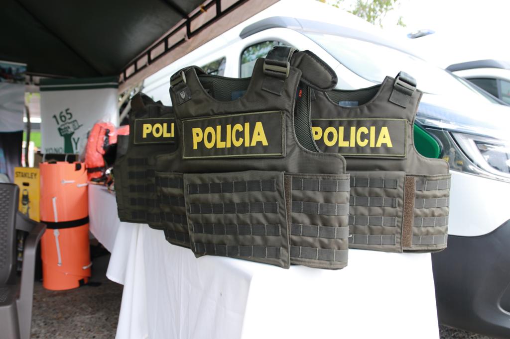 MAguilarHurtado's tweet photo. ¡Nuestra @PoliciaStander tendrá un nuevo grupo de reacción inmediata contra el homicidio, el hurto y el microtráfico! 

Hacemos entrega de 20 motocicletas, 5 vehículos y 100 chalecos antibalas para que los uniformados puedan seguir velando por la seguridad de las familias. https://t.co/KopfmEnZmQ