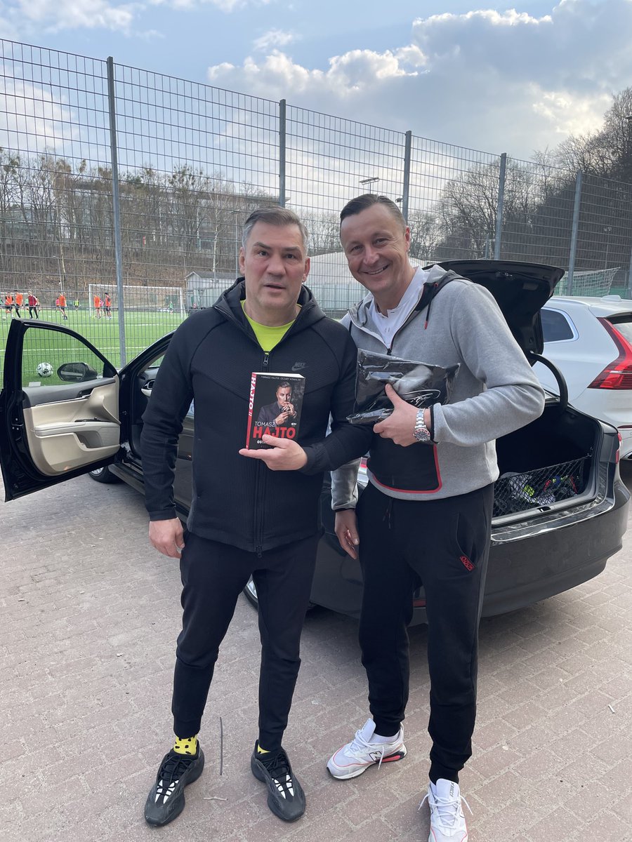 TomekHajto7's tweet photo. #michalczewski @SQNPublishing @empik Ksiazka za koszulkę ⚽️🇵🇱🤜🤛 @kowalski_cezary 👊😅😅 https://t.co/GgMn6v3t85