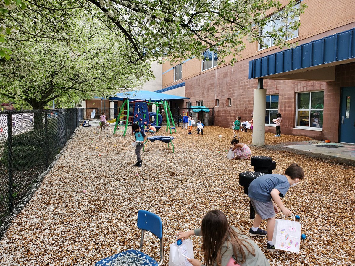 ovalle_tete's tweet photo. High frequency words Egg hunt
#havingfunwelearn
@JeffreysGroveES 
@ParticipateLrng https://t.co/5K716E78gF