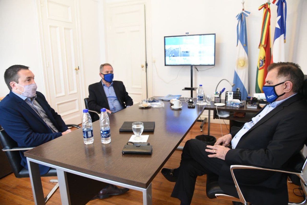 Conversar con los compañeros nos enriquece y nos impulsa a seguir trabajando en unidad. Con <a href="/AlbertoDescalzo/">Alberto Descalzo 🇦🇷</a> y <a href="/Andreswatsonok/">Andrés Watson</a> proyectamos eventos en <a href="/Findel_arg/">FINDEL</a> y <a href="/FINDEL_Varela/">FINDEL - Florencio Varela</a>, y charlamos de política nacional y provincial.

#Municipalismo #GobiernosLocales #DesarrolloLocal