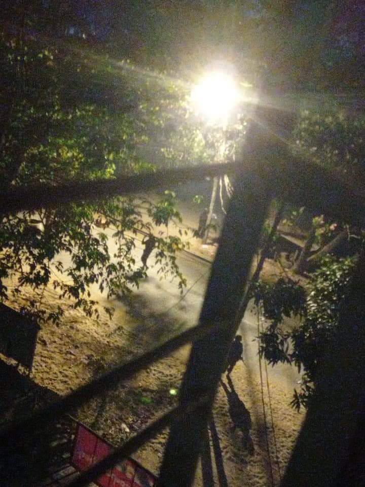 In #Tharketa, military terrorists are opening gunfire &amp; sound bombs and threatening people to come out &amp; if not so, they would burn down the whole ward even at midnight.
INTERNET DARK ERA
#Mar27Coup
#WhatsHappeningInMyanmar