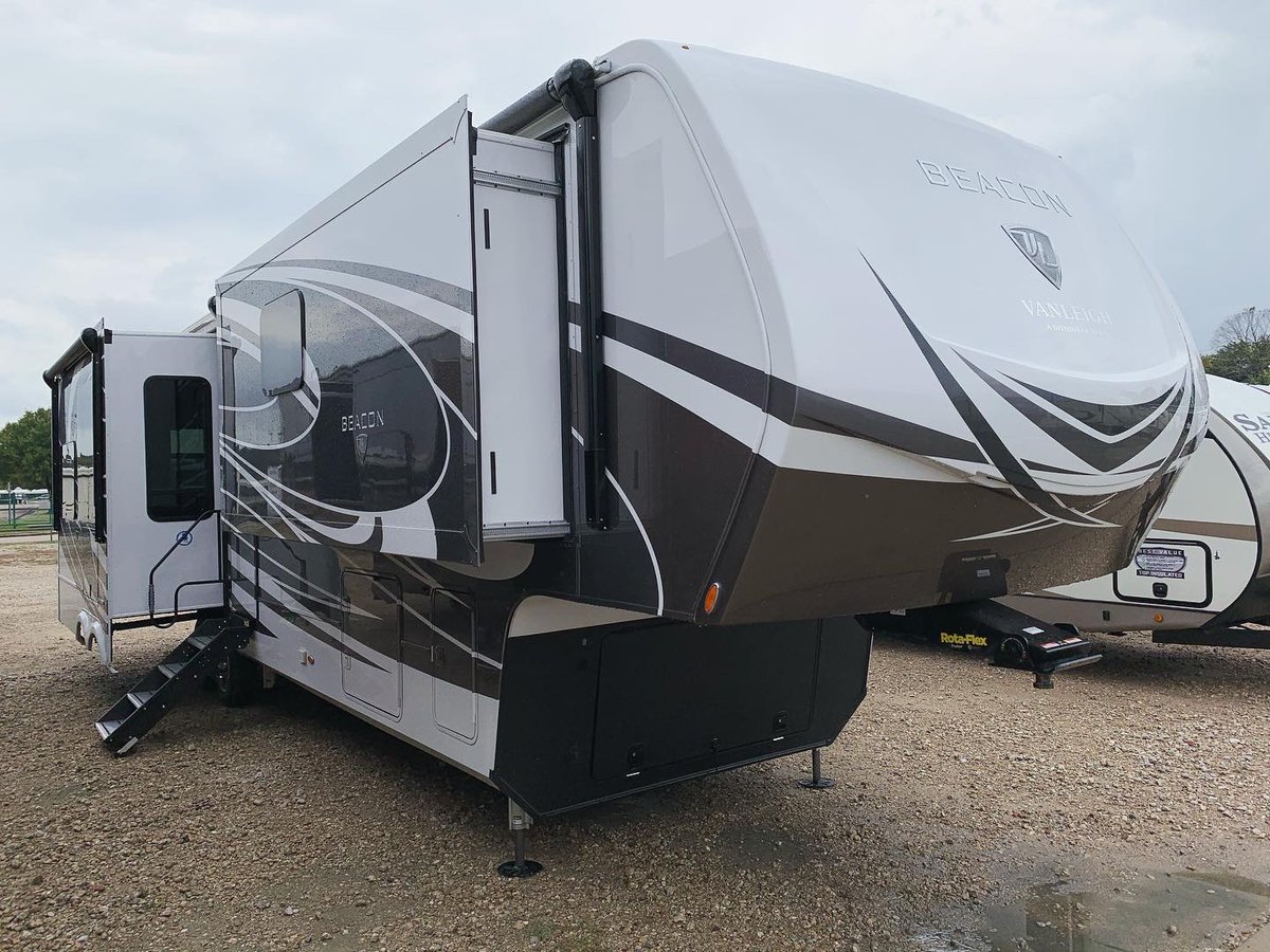 demontrondrvhou's tweet photo. Looking for a luxury fifth wheel? Look no further than this 2021 Vanleigh Beacon 39FBB and it is fully loaded with all of the home amenities that you and you family needs on your future adventures!!! #fifthwheelfriday #getstuckoutside #RVLife #glamping
https://t.co/IBnGZxDAw7 https://t.co/MstCI5epmh
