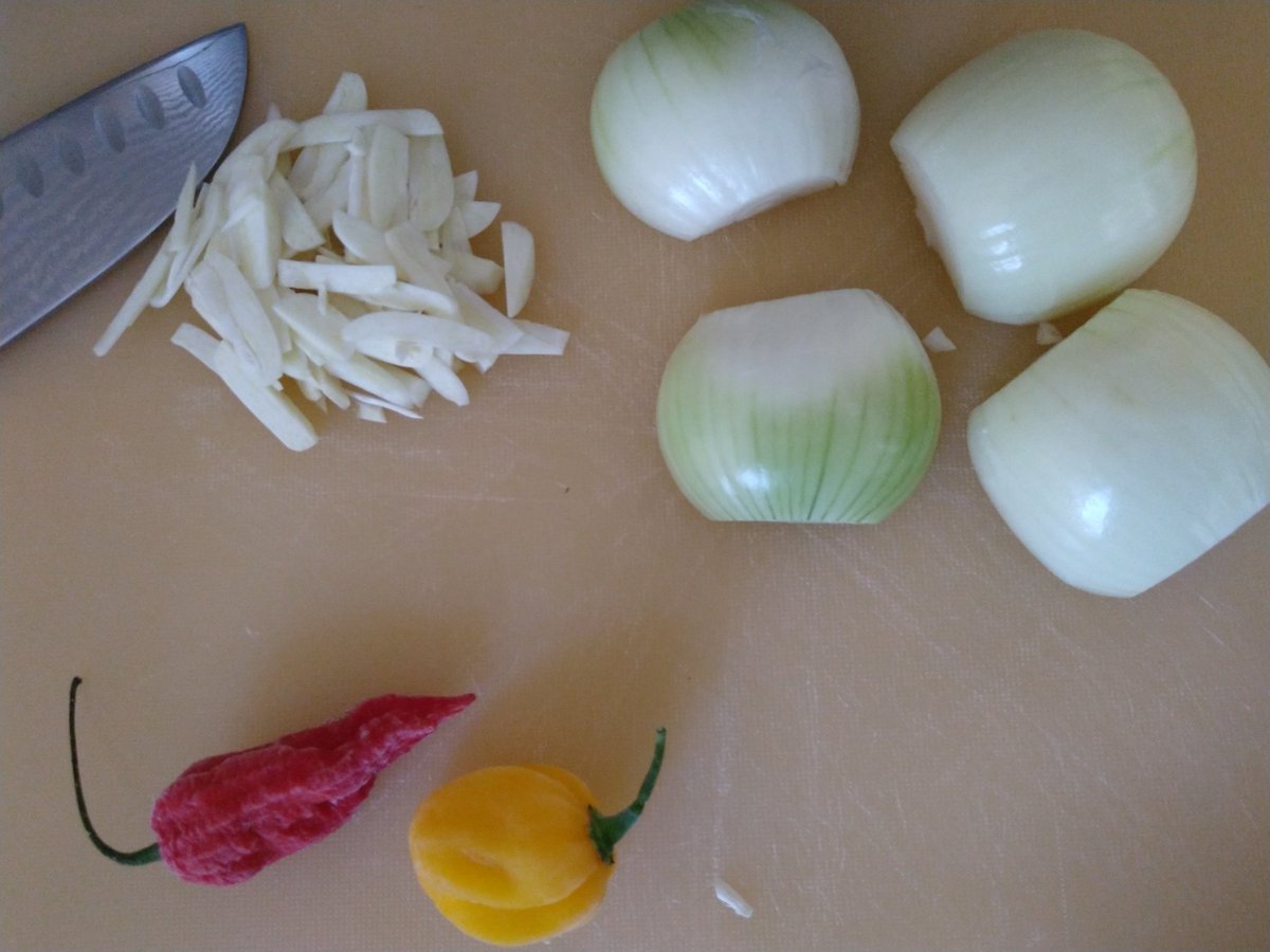 GeologistsCat's tweet photo. Day 2 of the #Chili and #CurryAdventure days. #ChiliConCarne is served. This version of the dish is only for well trained #ChiliHeads because it is prepared with Scotch bonnet and Bhut #Jolika (#GhostPepper) -certified in 2007 to be the world's hottest chili!
#cooking #Habanero https://t.co/yiUk03v2Hx