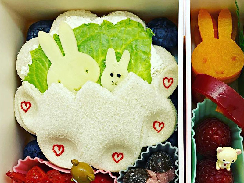 Bento_Daisuki's tweet photo. Neues Bento #Tutorial: Osterkorb - Hasen in der #Bento Box
https://t.co/aQ5ub60ART
Heute gibt es ein zuckersüßes Tutorial für euch! 🐇 In diesem hoppeln zwei Häschen in einen #Osterkorb! 🍱
Danke an silkes_bentoboxes (Instagram) für das tolle Tutorial! https://t.co/PUsbpKs1jv