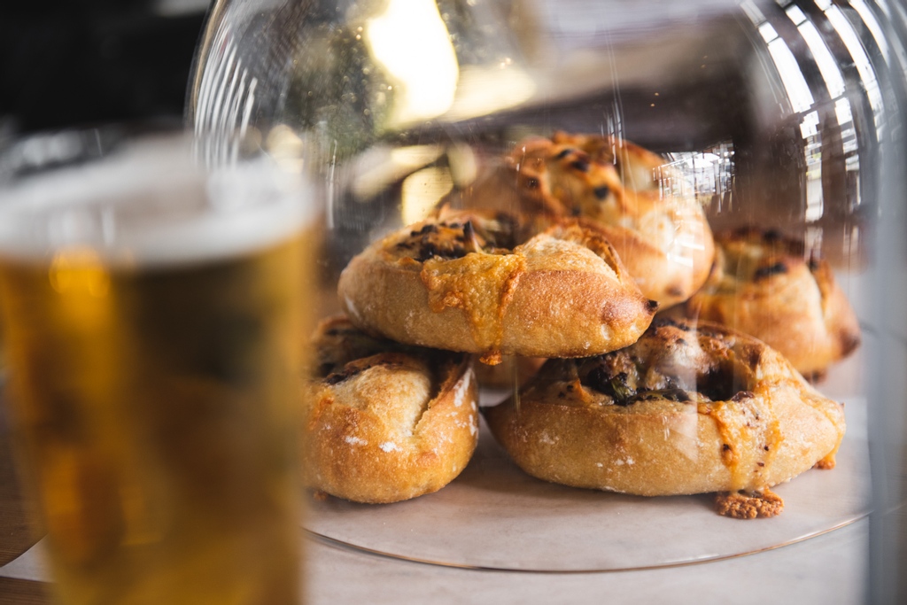 Strange_Fellows's tweet photo. FOOD OPTIONS // We've delicious cheese buns from @tallshadowbread:
.⁠
🖤Blue Cheese &amp; Caramelized Onion⁠
🖤Cheese &amp; Tapenade Buns (tapenade made by @bobalifoods)
.
And we have 2 FOOD TRUCKS this weekend:
.
🚚Sat, Mar 27 12-7pm: @h2eatsinc
🚚Sun, Mar 28 1-4pm: @burgerholic.ca https://t.co/5TQ5h3REmD