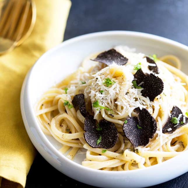 This Black Truffle pasta recipe is a decadent treat. It is ready in just 10 minutes with just 5 ingredients! 🍝😋 Shop truffles and truffle sauces from Tartufi Jimmy, made in Italy at ➡️ Bottega.eu! 🇮🇹
#Recipe: ow.ly/z4TF50DUvxV