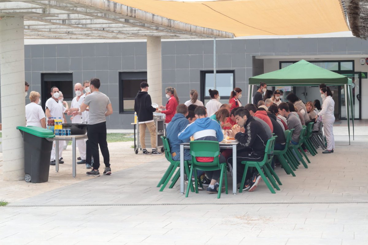 HospitalariasGr's tweet photo. Jornada de convivencia en RDP. El plato principal #GanasDeNormalidad acompañado de una exquisita paella para toda la comunidad. #HermanasHospitalarias https://t.co/sYYClhaCr0
