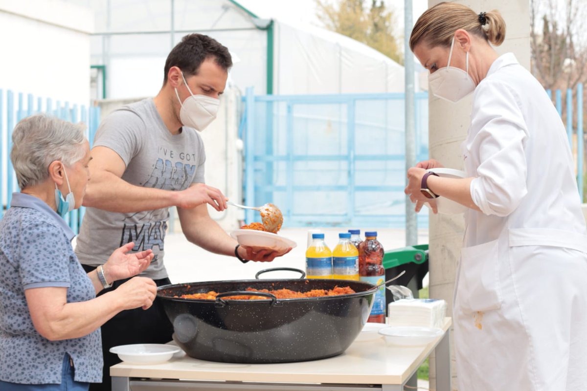 HospitalariasGr's tweet photo. Jornada de convivencia en RDP. El plato principal #GanasDeNormalidad acompañado de una exquisita paella para toda la comunidad. #HermanasHospitalarias https://t.co/sYYClhaCr0