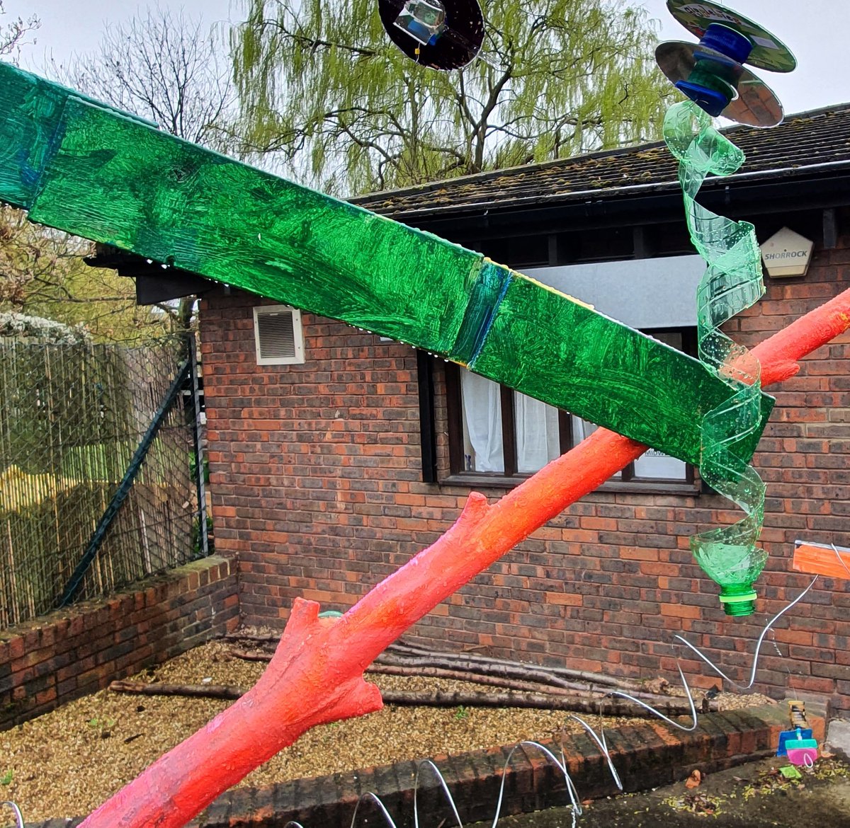 cathrive's tweet photo. I love it when things come together. It's been a pleasure to collaborate with the children &amp; staff  @SchoolRowland to create a sculpture to engage the senses using natural &amp; scrap resources. The children showed much interest in exploring &amp; discovering colour. Thanks to all at RH. https://t.co/1hkKNDpqt0