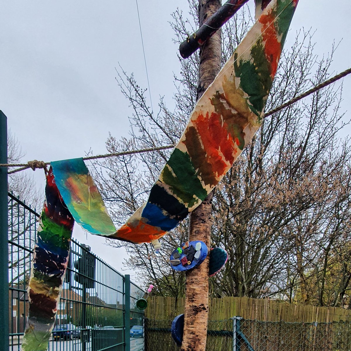 cathrive's tweet photo. I love it when things come together. It's been a pleasure to collaborate with the children &amp; staff  @SchoolRowland to create a sculpture to engage the senses using natural &amp; scrap resources. The children showed much interest in exploring &amp; discovering colour. Thanks to all at RH. https://t.co/1hkKNDpqt0