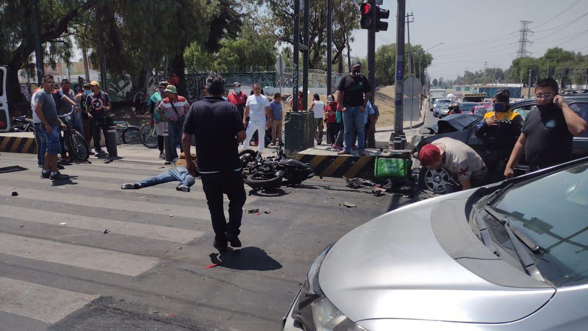#Accidente muere atropellado repartidor de comida de aplicación en el cruce de Calzada San Juan de Aragón y Av. Gran Canal <a href="/TuAlcaldiaGAM/">Alcaldía Gustavo A. Madero</a>, se espera a servicios periciales. Foto especial.