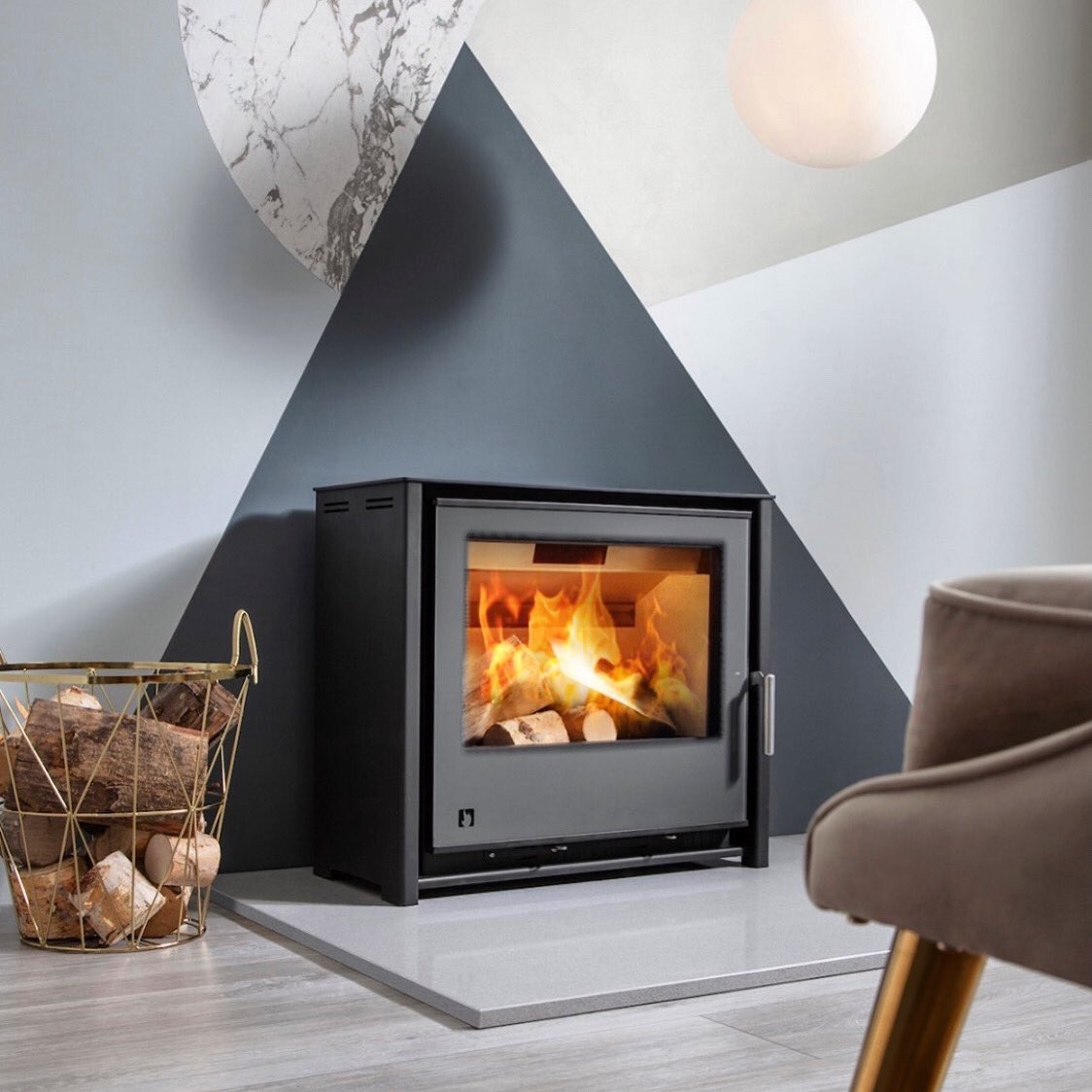 select_stoves's tweet image. Happy Friday Everyone... how strange has the weather been today?! Thank you for all your continued support &amp;amp; understanding, we hope to be welcoming you back to the showroom soon! 📸: @aradastoves