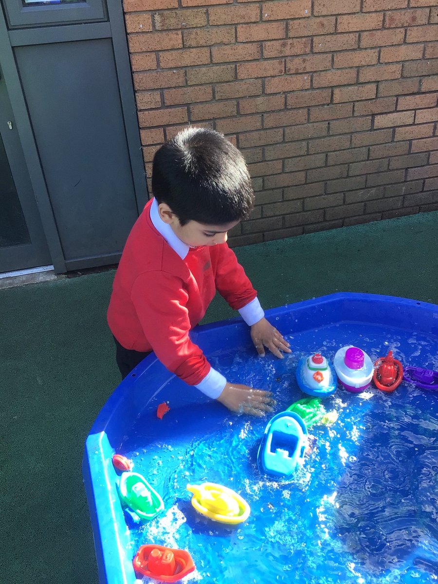 GreenFoldSchool's tweet photo. The sun is out and Apple Class have enjoyed their transport #tufftrays! Fantastic opportunity for social  interaction, team work and sharing - fabulous! 🌟🙂 #ASD #edutwitter #SEND @EYTagteam #learningthroughplay https://t.co/Ab0nquGlBX