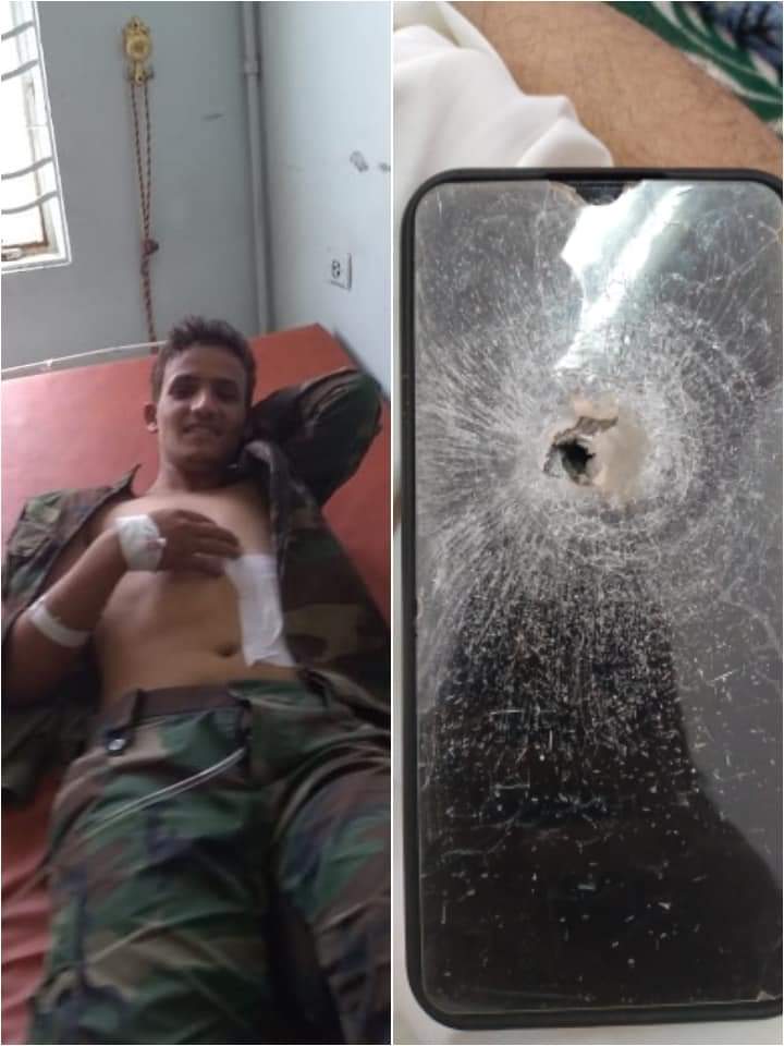 TAIZ_NOW's tweet photo. في معركة  مقبنة #غرب_تعز 
اخترقت الرصاصة الغادرة شاشة هاتفه لتصل الى جسده وتخترقه في لحظة شموخ وتضحية 
هكذا وقف تلفون الجريح البطل محمد الجبري في طريق الرصاصة الحوثية القاتلة.
*محمد التويجي https://t.co/AZ7YlwuvdZ