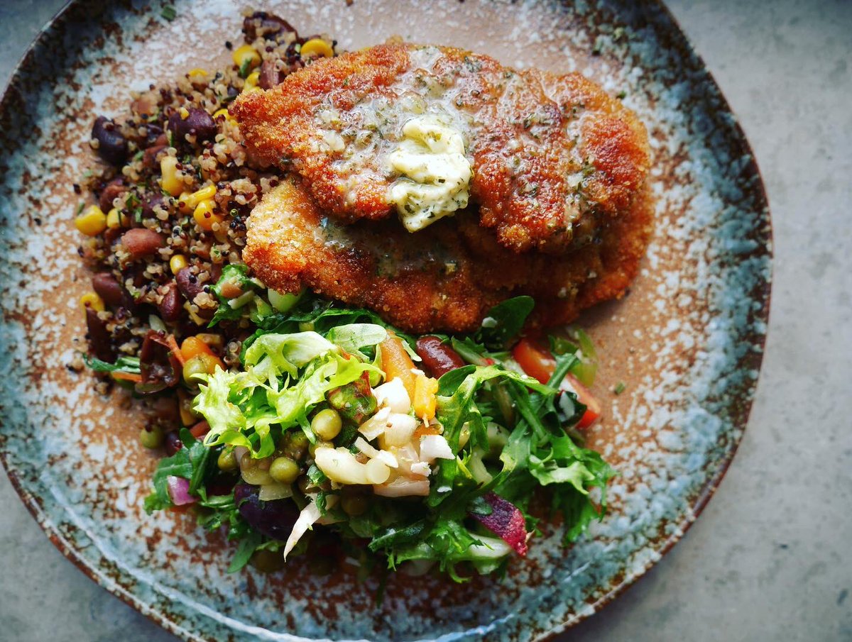 SmearedApron's tweet image. Muffin tops! Happy friday🙌🏾!! Kicking off the weekend with this gem! BREADED CHICKEN FILLET, QUINOA n BEANS &amp;amp; CORN with side of GREENS 😋🙌🏾!! 
#easypeasy #simplepleasures #breaded #chicken #weekendvibes #eatit #smearedapron #snacking #dontcrowdme #plateme #lecker #immeressen