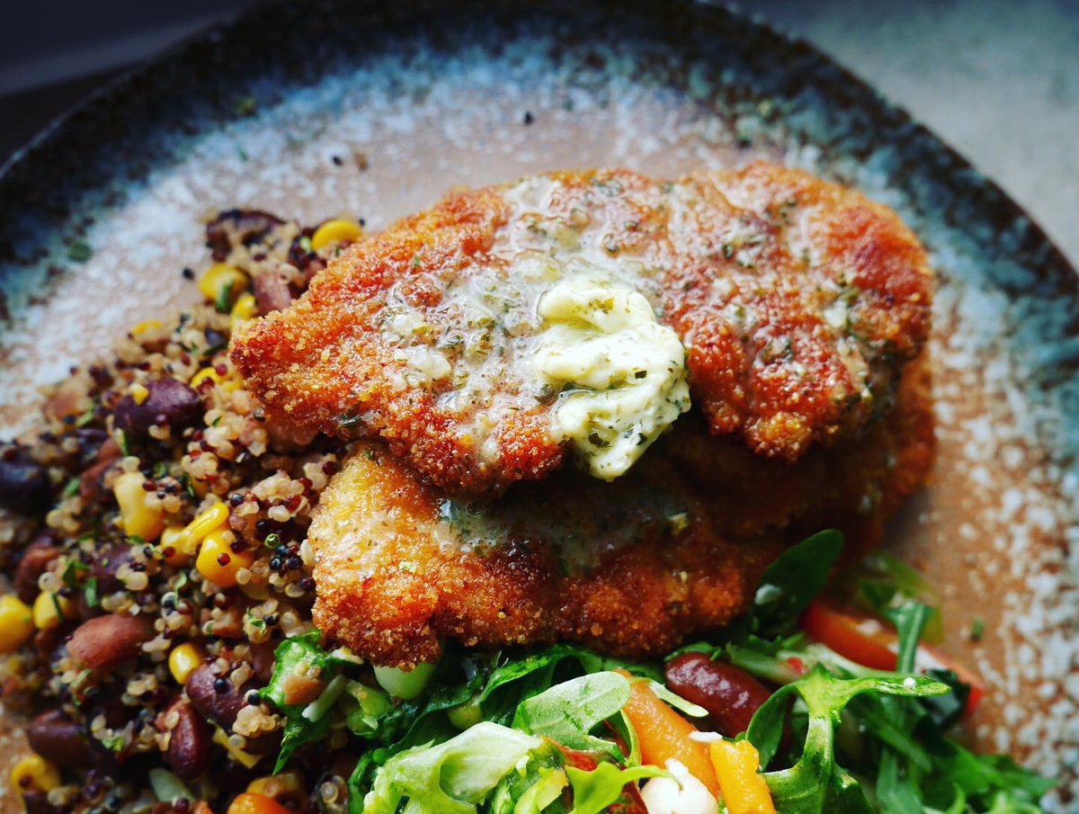 SmearedApron's tweet image. Muffin tops! Happy friday🙌🏾!! Kicking off the weekend with this gem! BREADED CHICKEN FILLET, QUINOA n BEANS &amp;amp; CORN with side of GREENS 😋🙌🏾!! 
#easypeasy #simplepleasures #breaded #chicken #weekendvibes #eatit #smearedapron #snacking #dontcrowdme #plateme #lecker #immeressen